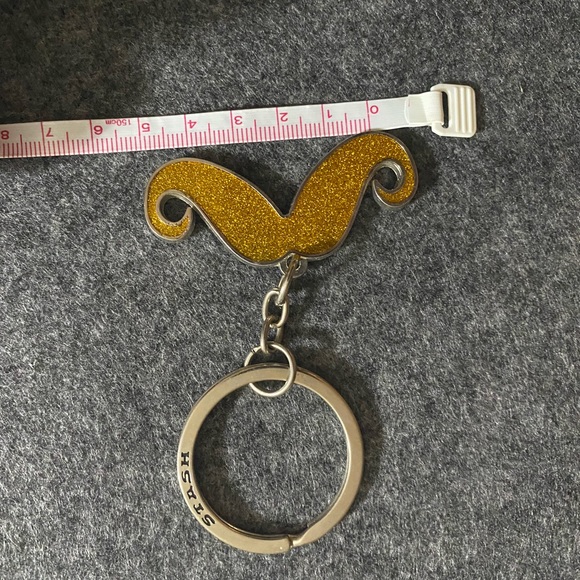 Gold glitter Moustache keychain - Picture 3 of 3